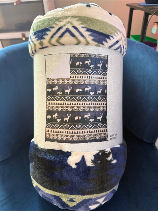 Red Shed Other - Night Elk and Bears Fleece Throw Blanket — Blue & Green